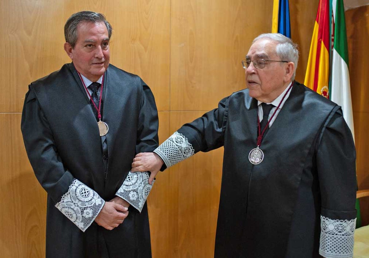 El nuevo decano del Colegio de Abogados de Huelva, Antonio Bernal, junto al decano saliente, Fernando Vergel