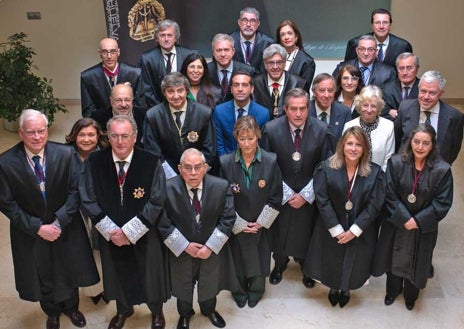 Imagen secundaria 1 - Antonio Bernal toma el relevo a Fernando Vergel como nuevo decano del Colegio de Abogados de Huelva