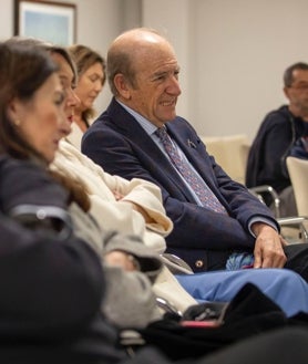 Imagen secundaria 2 - Pedro Rodríguez, exalcalde de Huelva, fue uno de los asistentes al coloquio de 'Opinión Abierta' y saludó a Ignacio Camacho