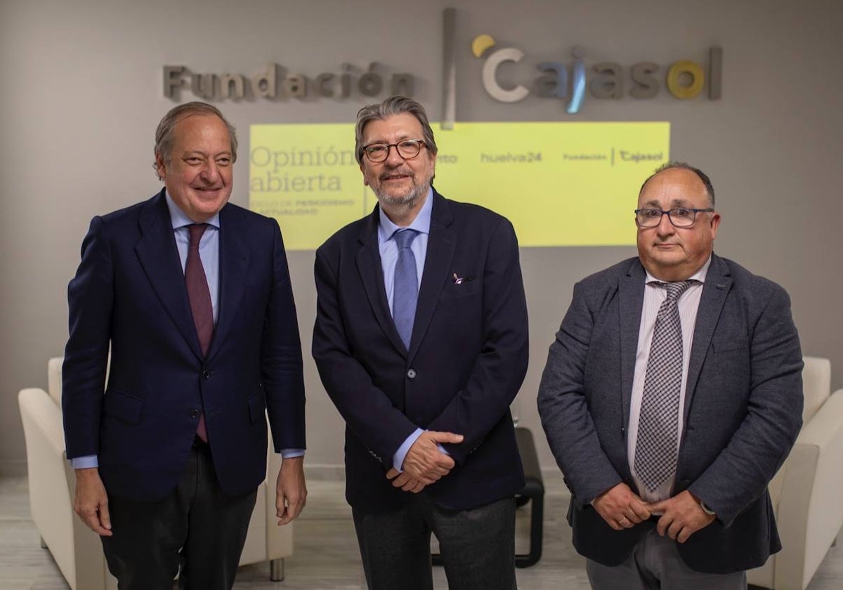 Ignacio Camacho junto a Álvaro Rodríguez Guitart, de ABC Andalucía, y Antonio Quintero, de la Fundación Cajasol