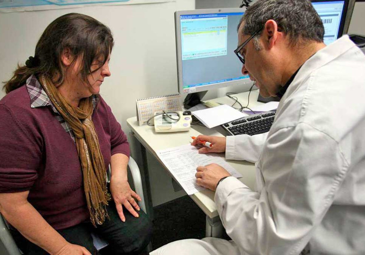 Un médico pasando consulta