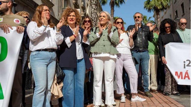 Limón, segunda por la izquierda, en la concentración de esta mañana