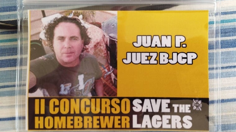 El carné acreditando a Juan Prieto como juez en un certamen reciente