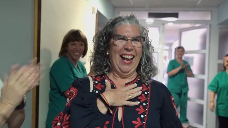 Toñi Gómez, emocionada ante el aplauso de sus compañeros