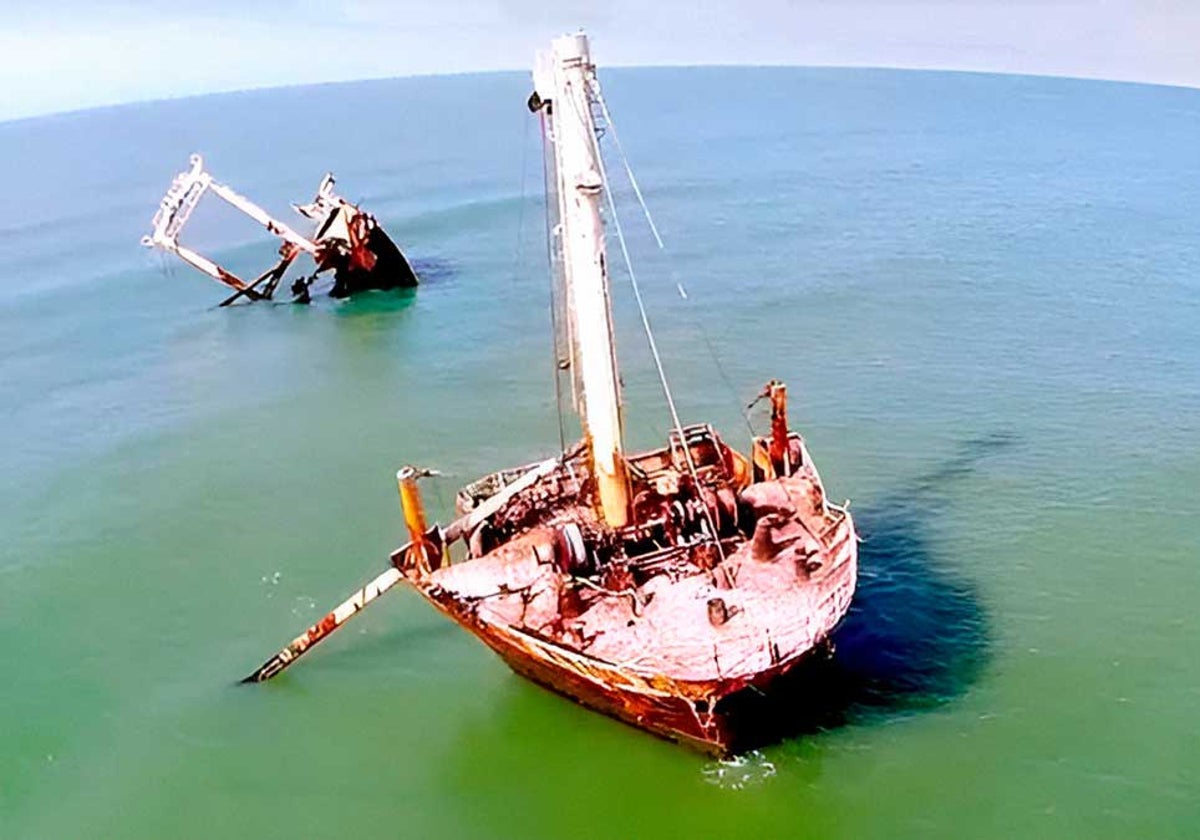 El barco del arroz, partido en dos, frente a la costa de Doñana