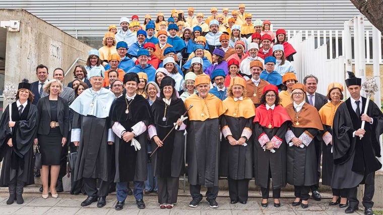 El experto mundial en valores Simon E. Dolan es investido doctor 'honoris causa' por la Universidad de Huelva
