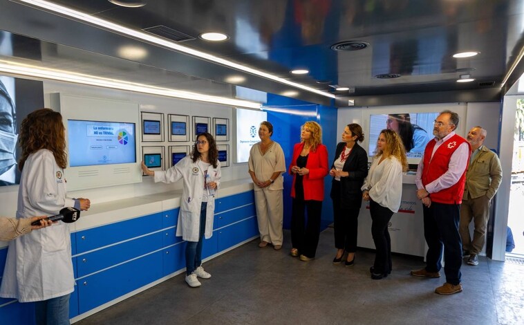 Imagen principal - La alcaldesa de Huelva ha estado en la inauguración de la 'Ruta Enfermera' que también ha recibido la visita de un centro escolar