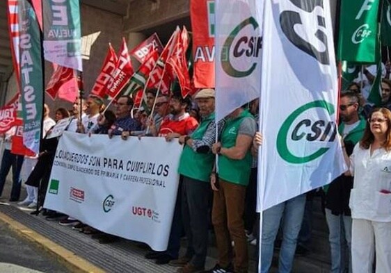 La protesta de las organizaciones sindicales a las puertas del Hospital Juan Ramón Jiménez