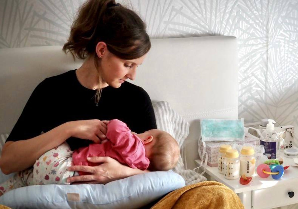 Una de las madres donantes de leche en el Hospital Juan Ramón Jiménez de Huelva