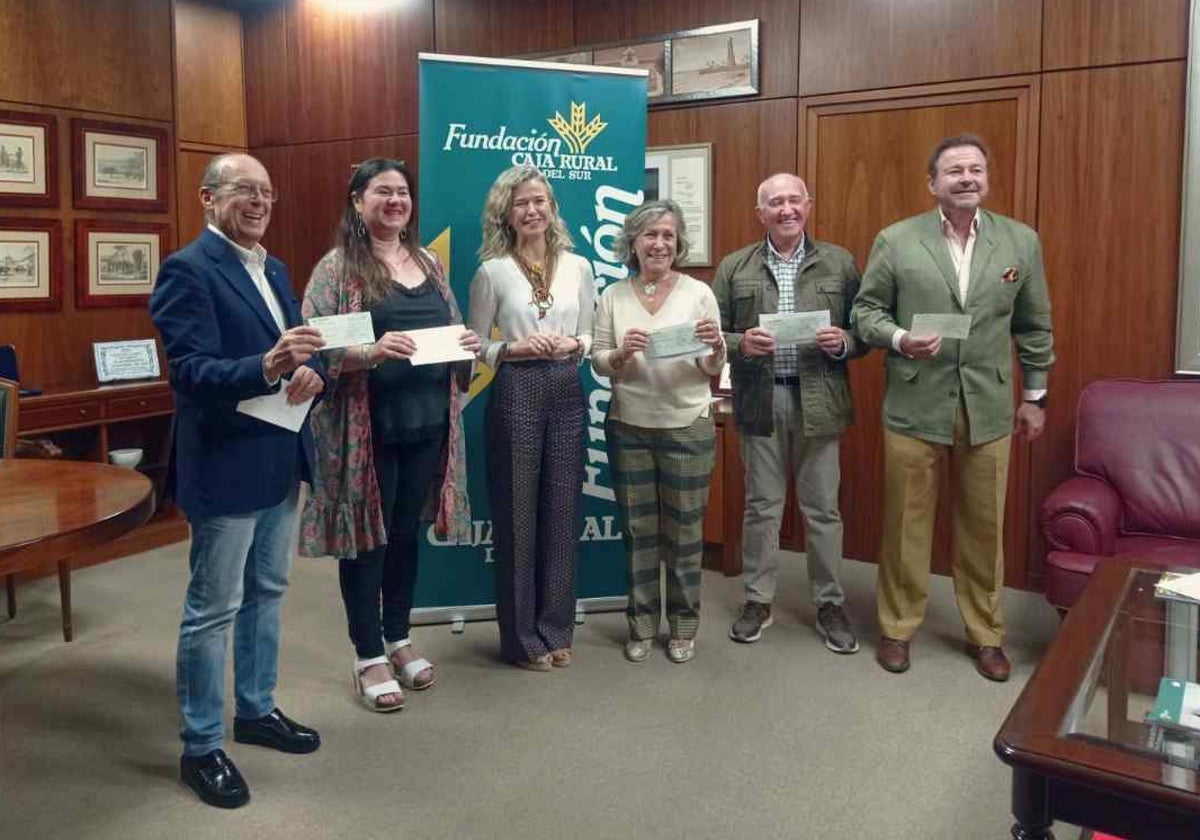 Representantes de distintas entidades  tras recibir los cheques de Fundación Caja Rural del Sur.