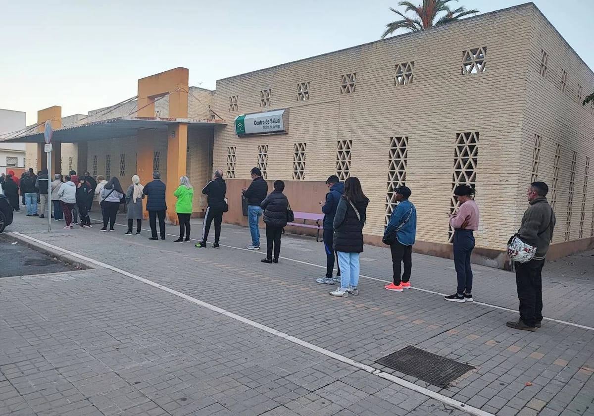 Cola frente a un centro de salud de Huelva