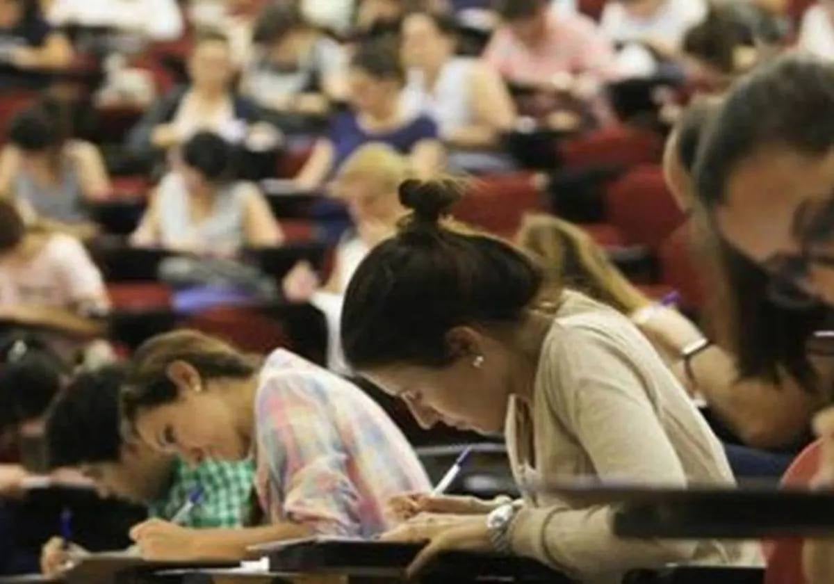 Estudiantes haciendo un examen en la Selectividad de 2023 en Huelva