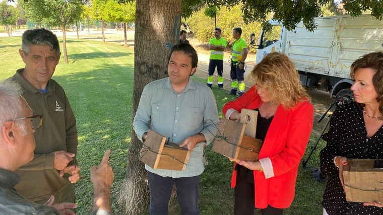 La alcaldesa de Huelva durante el acto de colocación de las cajas nido