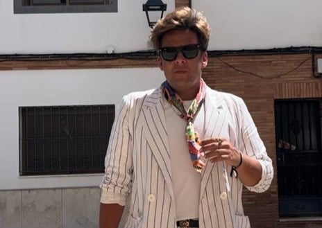 Imagen secundaria 1 - Así es José Carlos Calvo, el concejal influencer de Gibraleón que sorprende en redes sociales con sus &#039;outfits&#039;