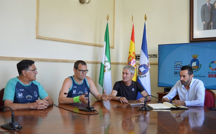 Imagen principal - Antonio Bendala y Martín Fiz ponen en San Juan del Puerto un emocionante broche a su reto en favor de la donación de órganos y del medio ambiente