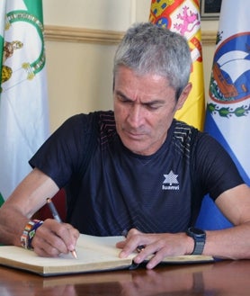 Imagen secundaria 2 - Antonio Bendala y Martín Fiz ponen en San Juan del Puerto un emocionante broche a su reto en favor de la donación de órganos y del medio ambiente