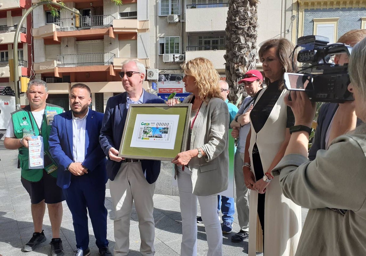 La alcaldesa de Huelva con el cupón dedicado a la palmera datilera