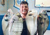 El influencer de la pesca de Huelva que cumple diez años en su negocio