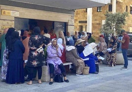 IU pide «condiciones dignas» en la Oficina de Extranjería de Huelva