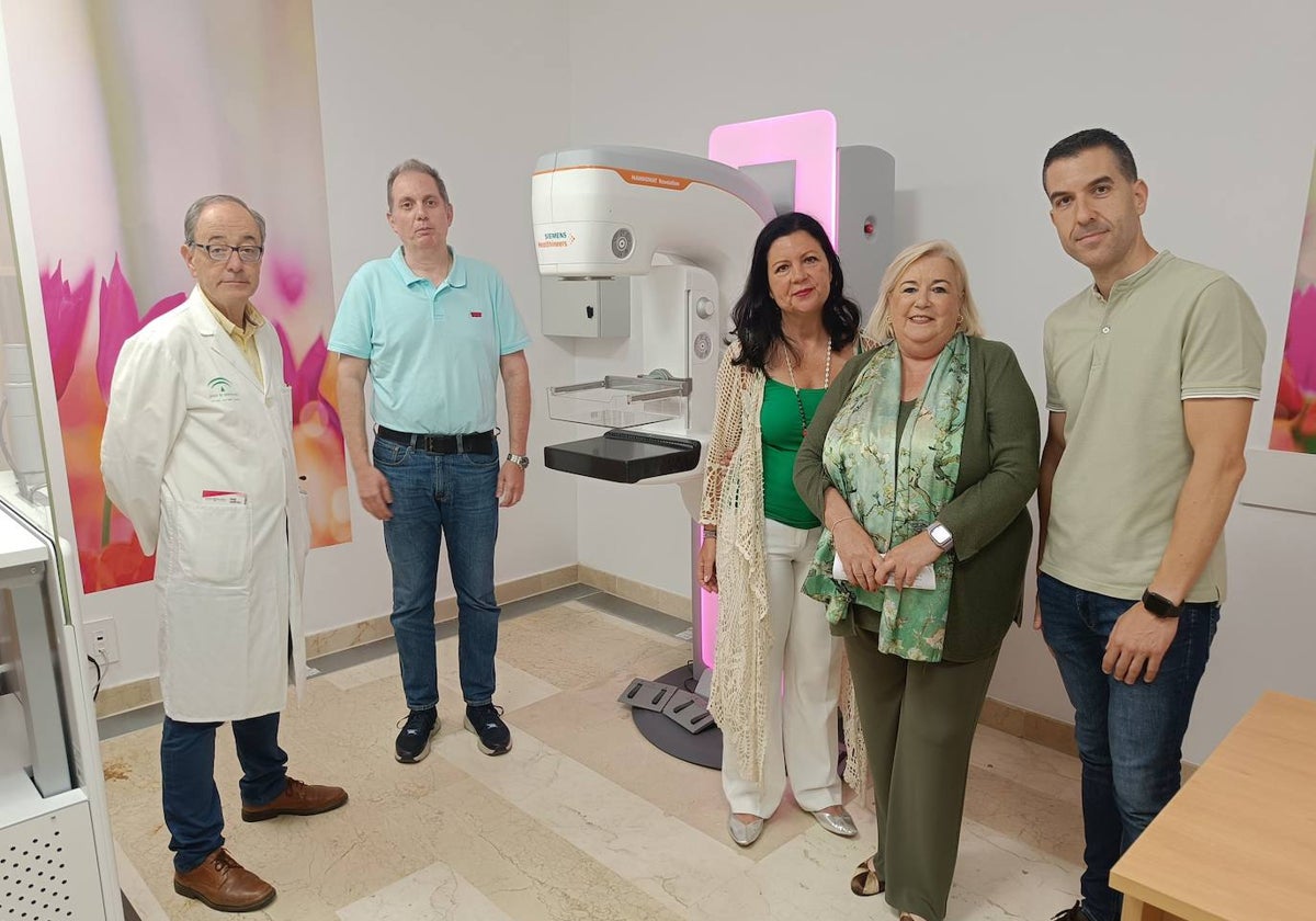 Manuela Caro ha visitado este miércoles el nuevo mamógrafo digital con motivo de su puesta en marcha