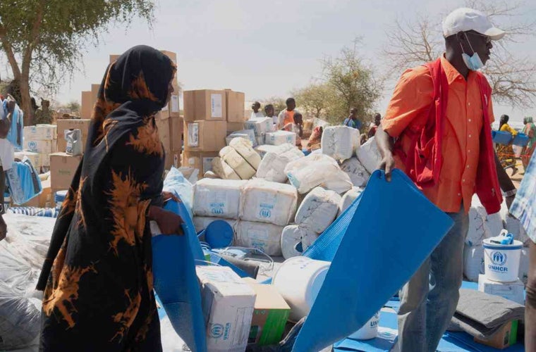 Ayuda humanitaria distribuida a las personas refugiadas que llegan de Sudán al campamento de Alacha