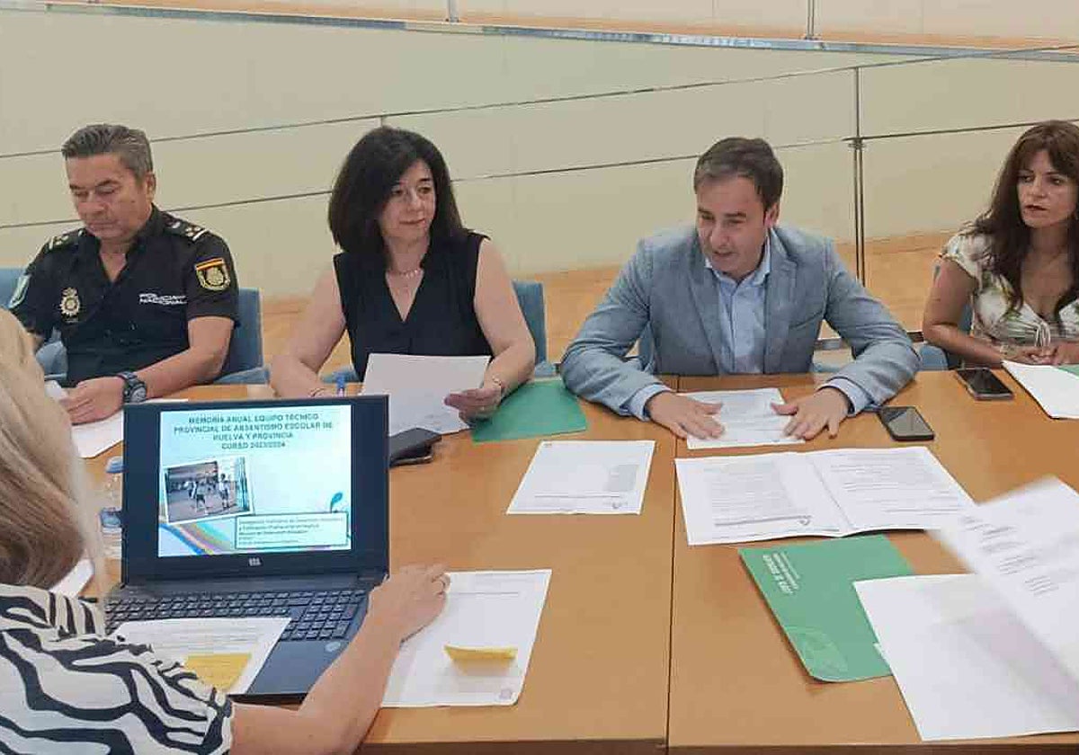 El delegado territorial de Desarrollo Educativo y Formación Profesional, Carlos Soriano (centro), en la reunión de la Comsión de Absentismo escolar.