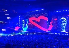 Así fue el emotivo homenaje de Manuel Carrasco a Elena Huelva en su concierto en Madrid