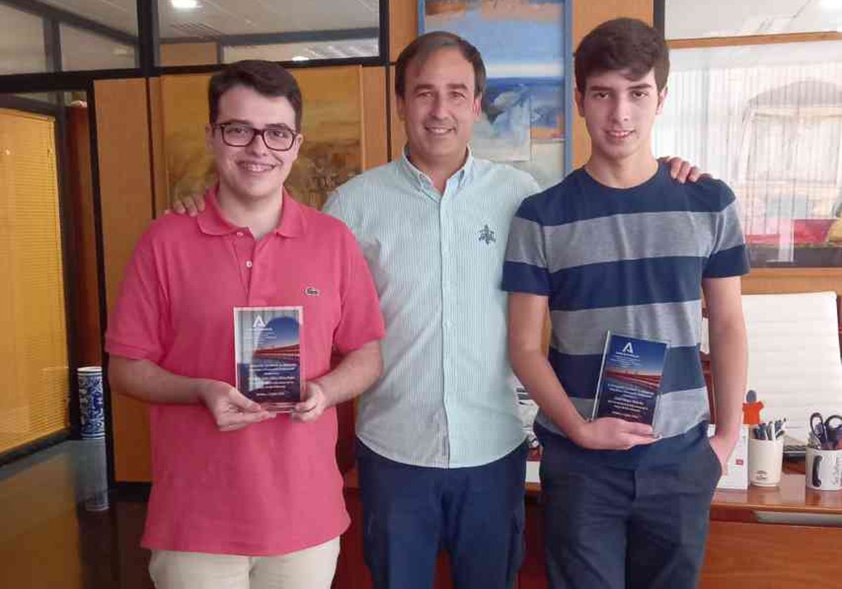 Los dos alumnos con el delegado de Educación, Carlos Soriano