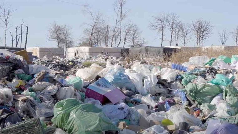 Basura acumulada en un asentamiento de Lucena del Puerto