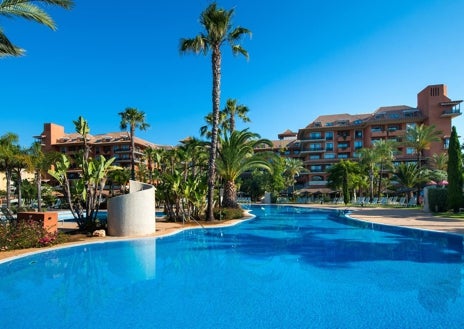 Imagen secundaria 1 - Varias localizaciones de la serie 'En fin' se han rodado en este hotel situado en primera línea de playa de la costa de Huelva