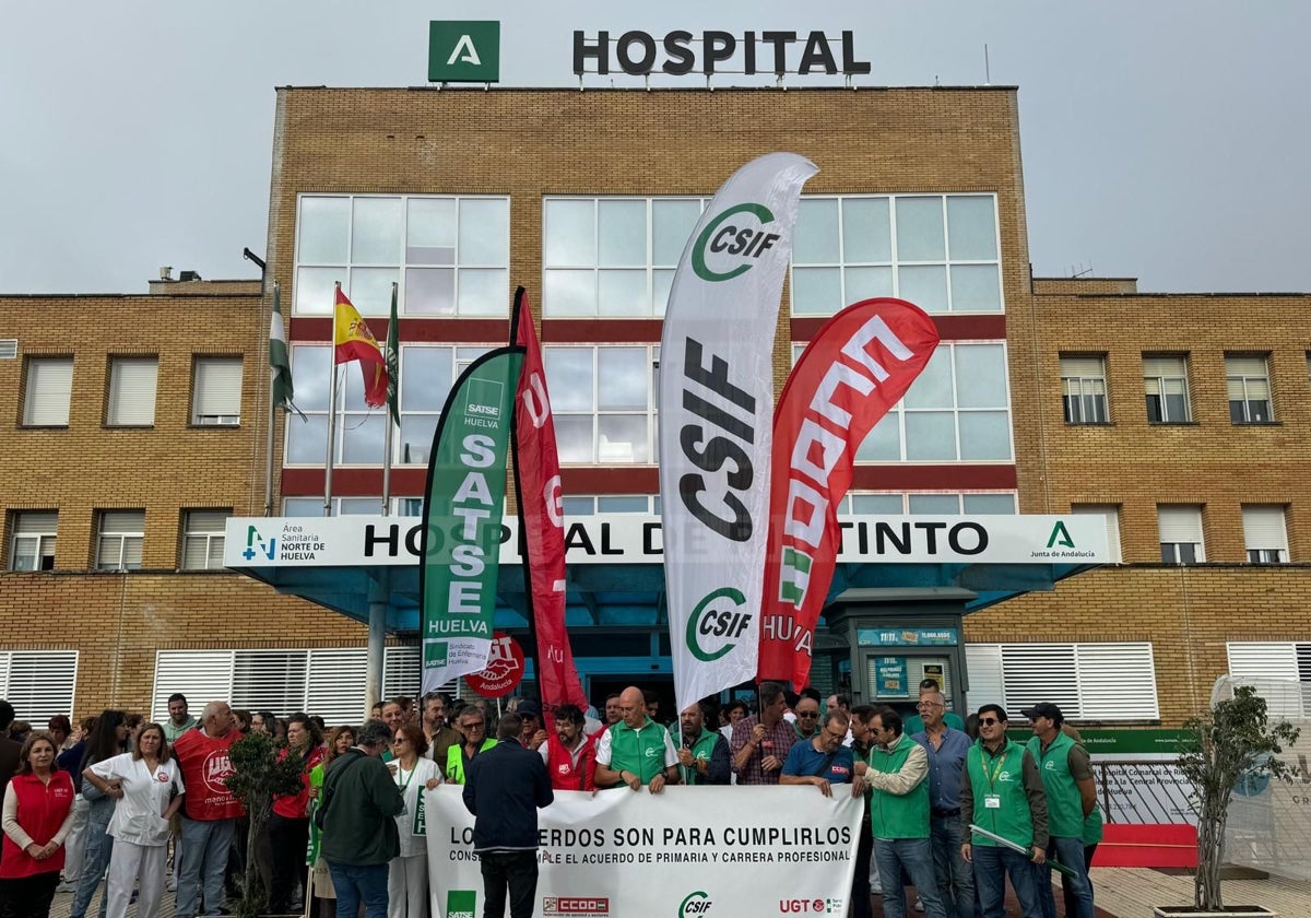 La concentración de los sindicatos convocantes a las puertas del hospital de Riotinto