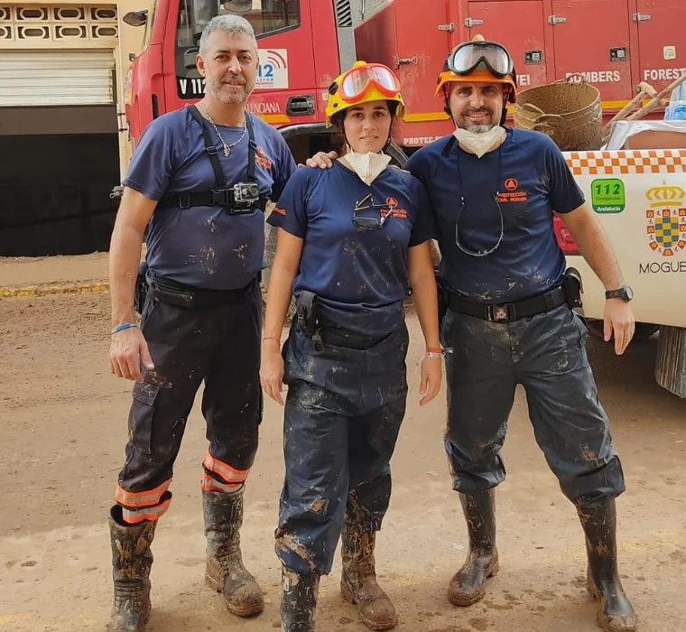 Voluntarios de Protección Civil de Moguer ayudando en el municipio valenciano de Sedaví