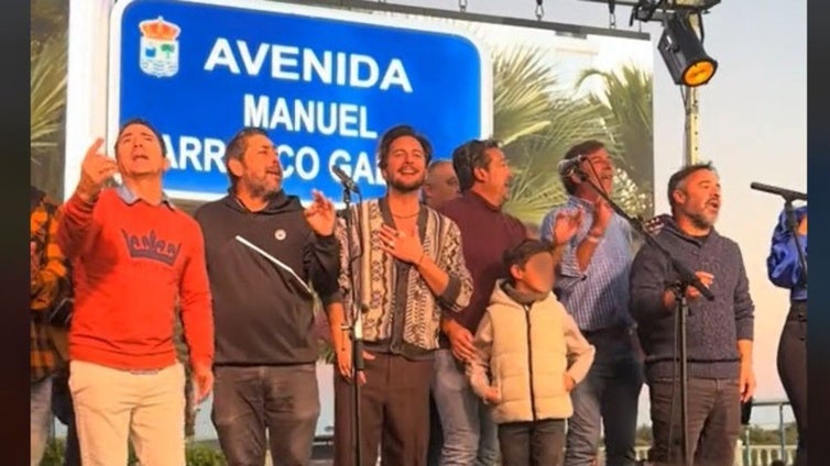 Así sonó el pasodoble de Manuel Carrasco dedicado a Isla Cristina durante la inauguración de su calle: «Qué grande eres»