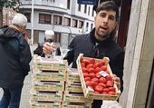 Un frutero de Bilbao desmiente un mito sobre las fresas de Huelva: «¡Todos los años lo tengo que decir!»