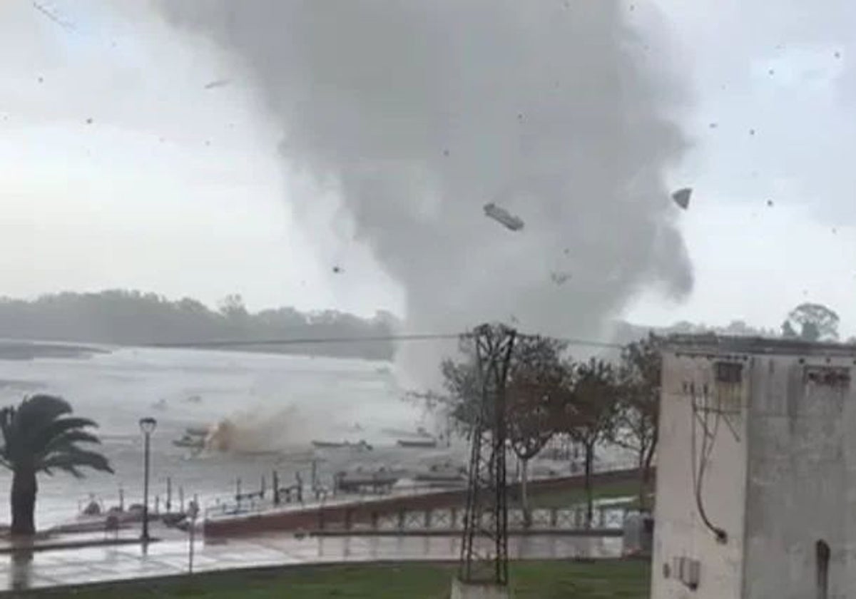 Una tromba marina que descargó sobre Isla Cristina el último día de octubre del año pasado