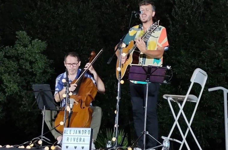 José Luis Roca durante un concierto junto a su buen amigo Alejandro Rivera