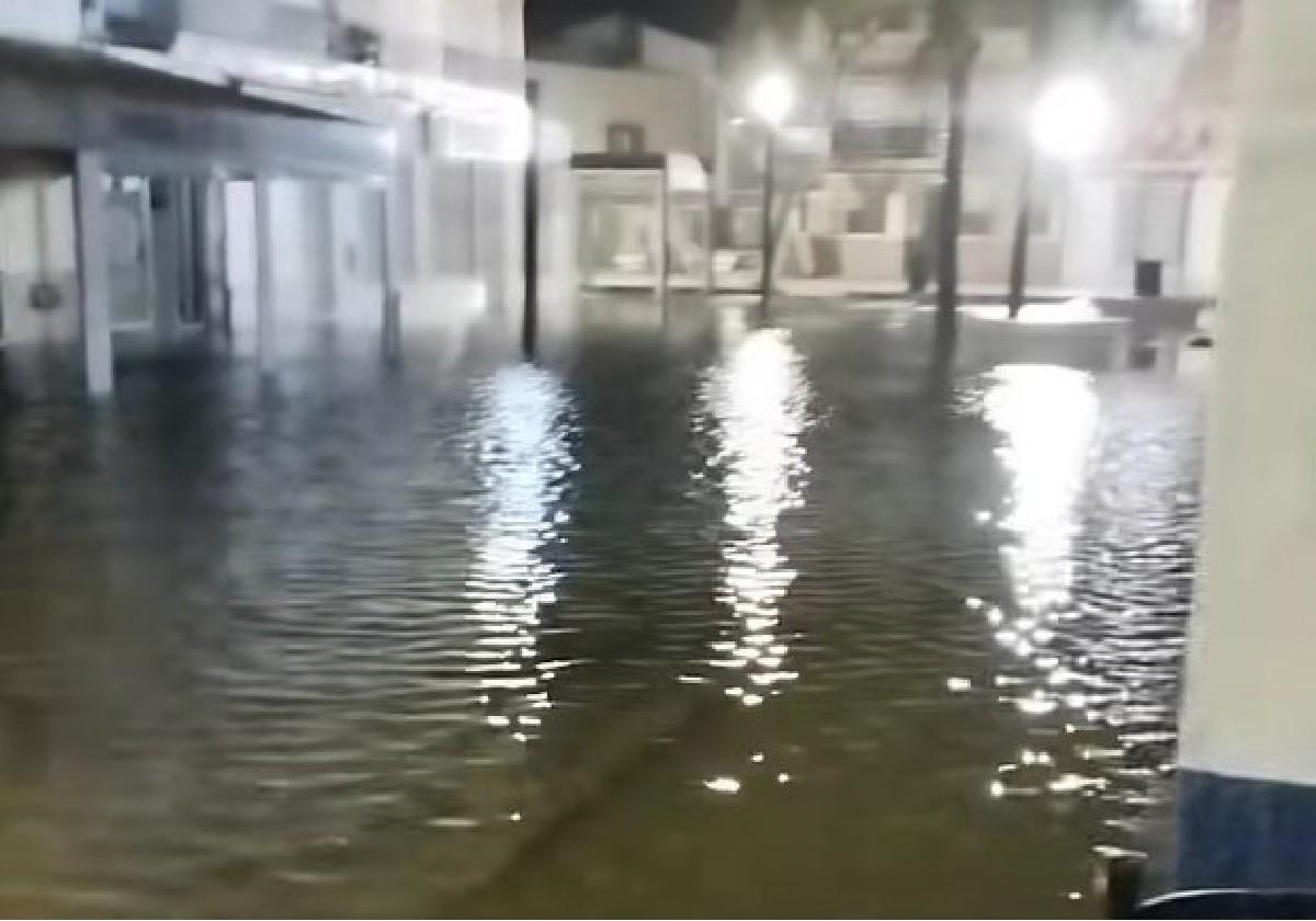 Captura del momento donde el agua provocó inundaciones en La Antilla