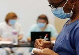El Colegio de Médicos advierte de que el 30% de los facultativos de Huelva podrían jubilarse en los próximos años