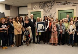 Una de las Abuelas de la Plaza de Mayo de Buenos Aires dona un pañuelo a la Universidad de Huelva