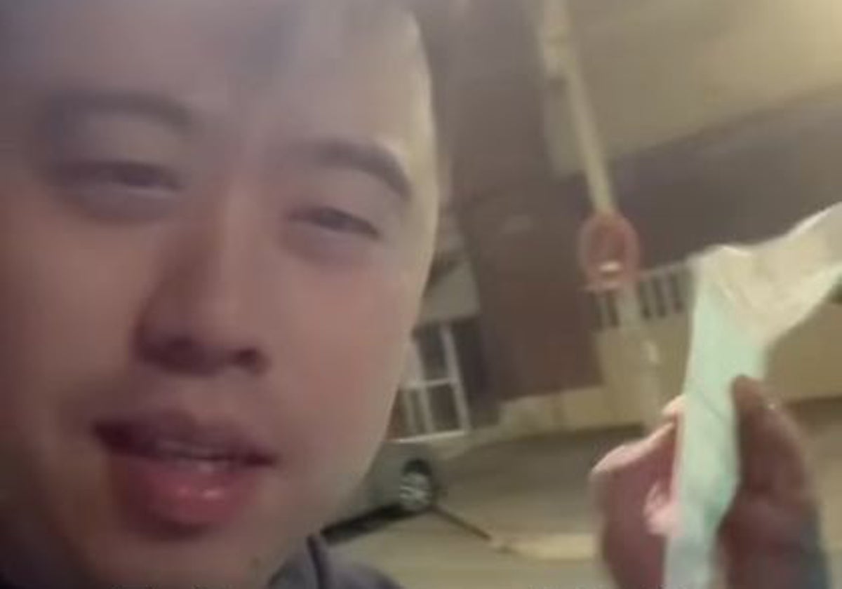 Jian Li, el 'chinito de Huelva', con la multa que le pusieron esta madrugada en su vehículo