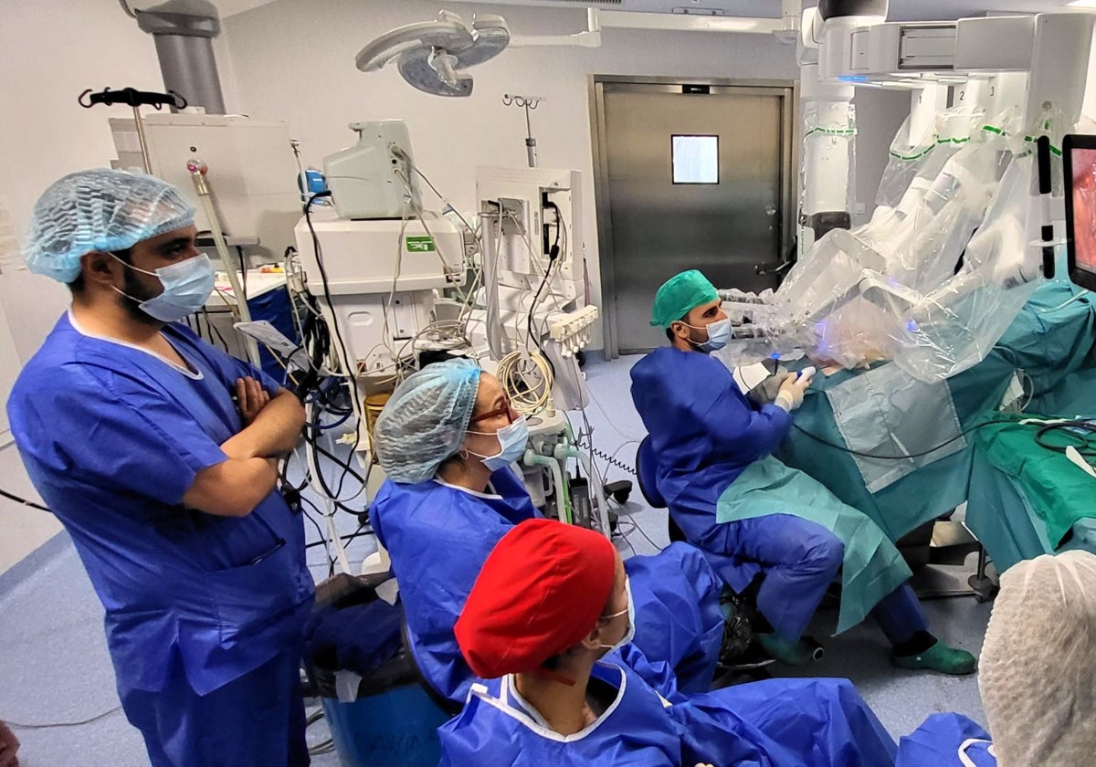 El Hospital Juan Ramón Jiménez aumenta un 40% las cirugías robóticas en el último año