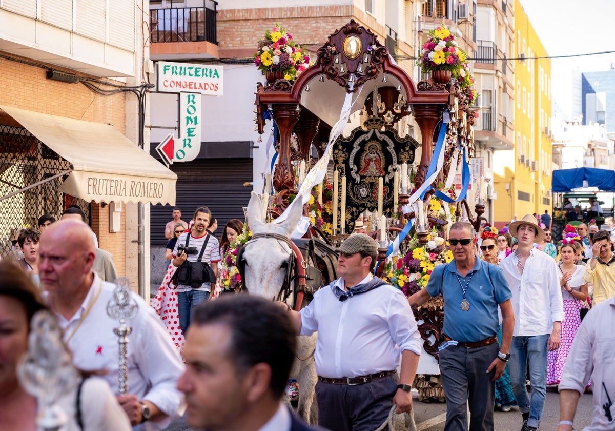 La Hermandad saliendo por su barrio del Polvoríns