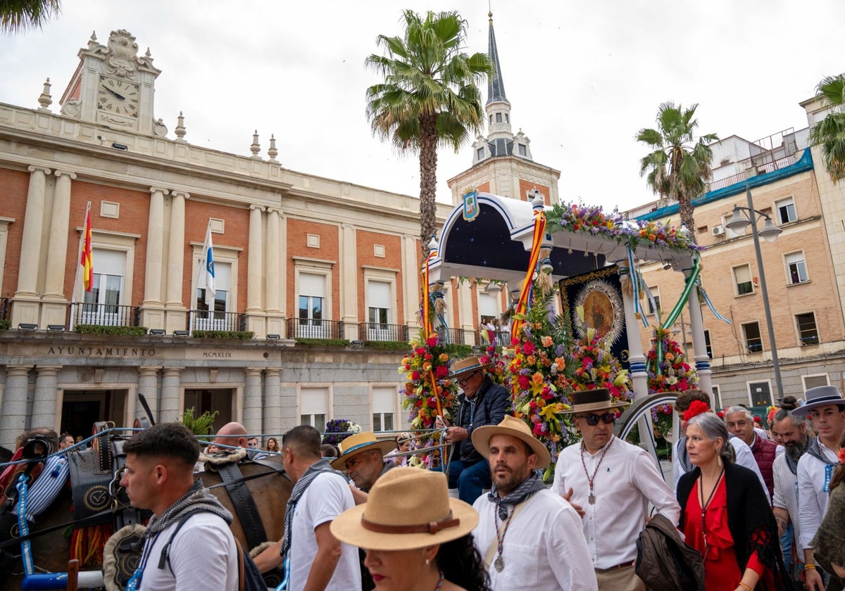 El simpencado pasando por el Ayuntamiento capitalino