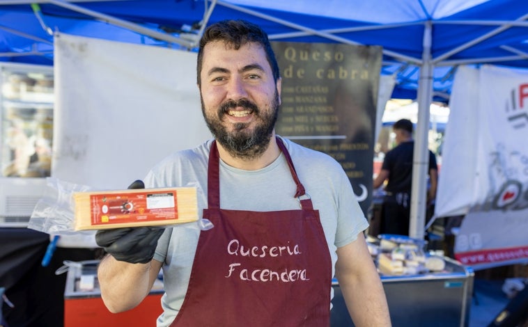 Imagen principal - Los stands de Facendera Quesos y Cosas, de Quesos Doñana y de Quesos y Besos en la Feria en la capital onubense