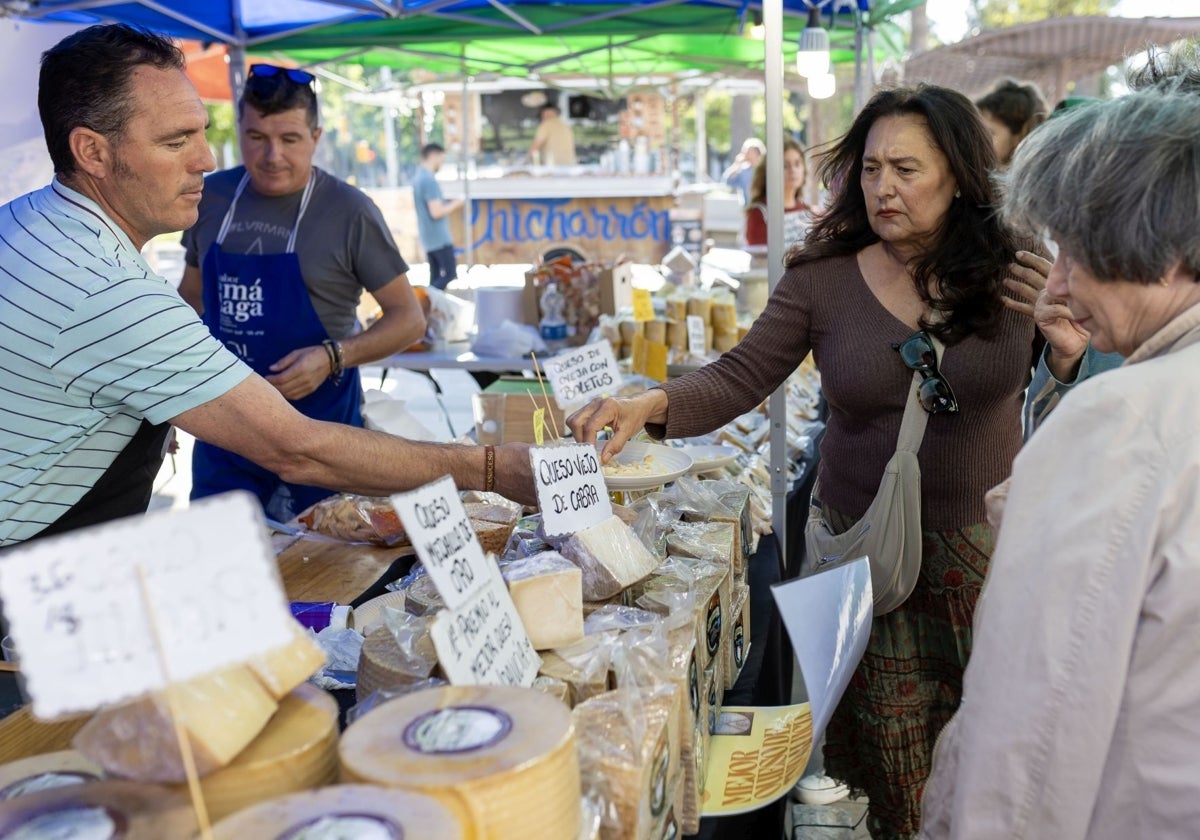 Uno de los stands en la Feria del Queso que se celebra este fin de semana en Huelva capital