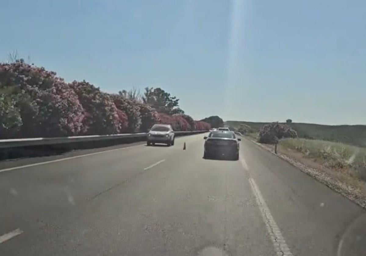 Captura de pantalla del vídeo donde la mujer se queda de la velocidad del coche en la vía