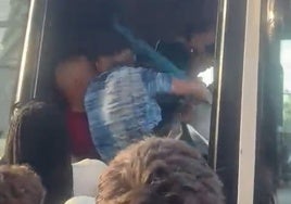 Puñetazos, patadas y «sombrillazos»: así fue la gran pelea que se formó en un autobús en Punta Umbría