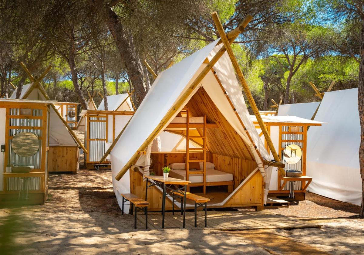 Tania y Alejandro en el glamping de Kampaoh en Huelva