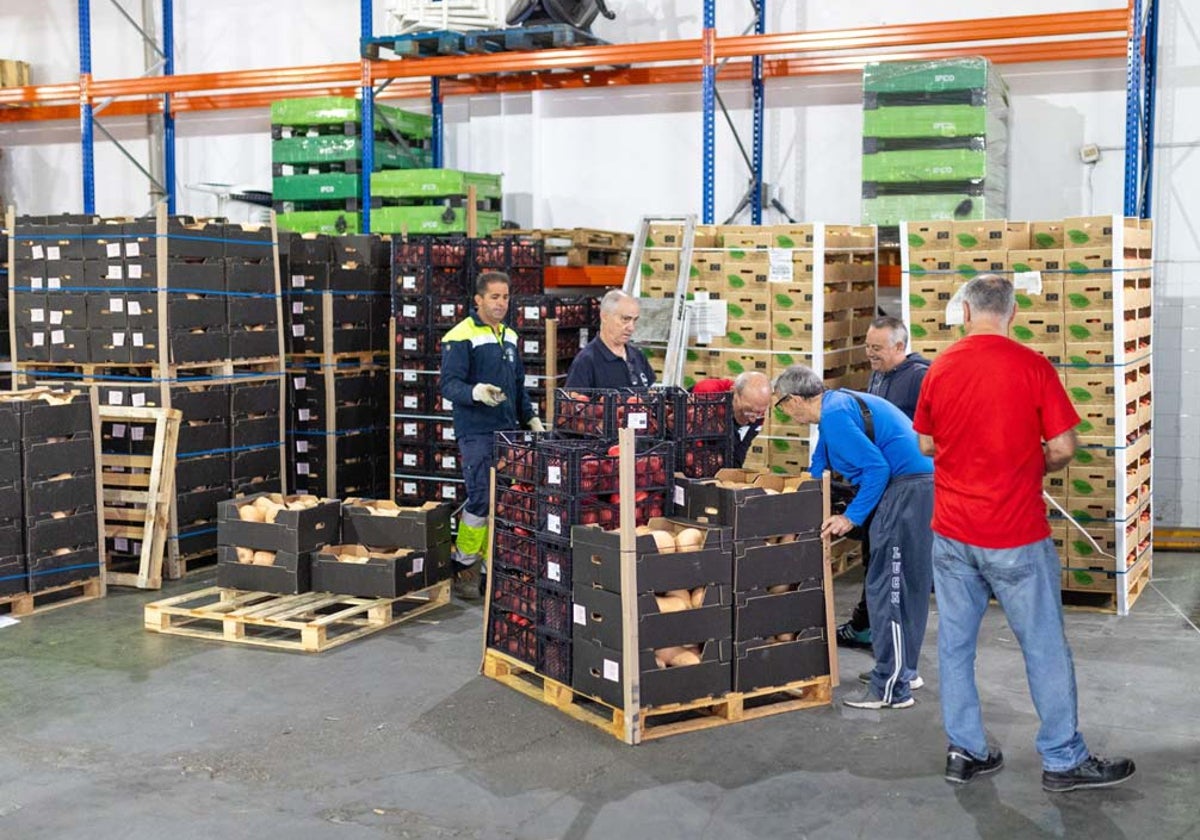 Varios voluntario del Banco de Alimentos de Huelva