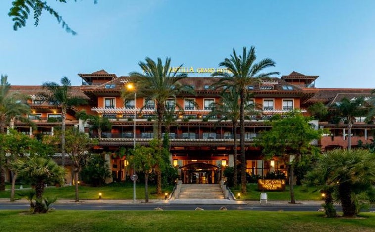 Imagen principal - El hotel de la costa de Huelva que te hará sentir como en Hawái: ubicación y precios